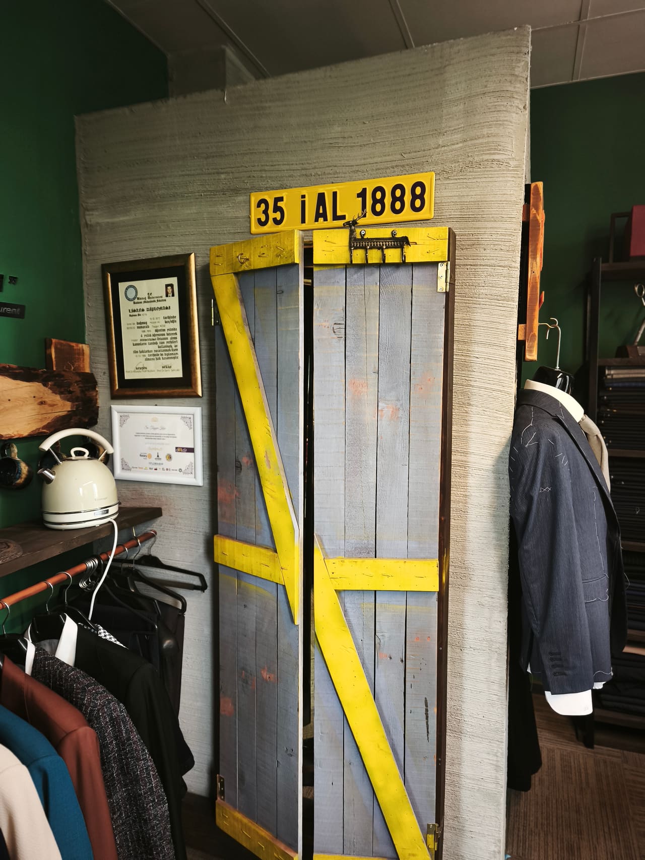 Stüdyodaki “35 İAL 1888” plakalı ahşap kapı